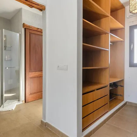 Lloren Villa *
